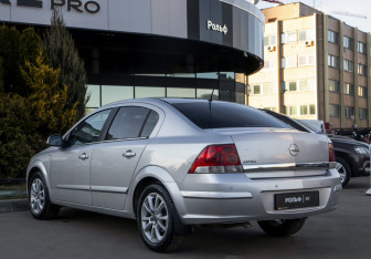 Подержанный автомобиль Opel Astra Sedan 2011 года (5 фото)