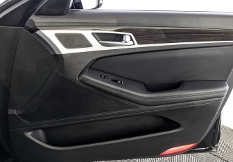 Подержанный автомобиль Genesis G80 2018 года (24 фото)