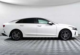 Подержанный автомобиль Kia K5 2021 года (4 фото)