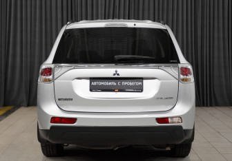 Подержанный автомобиль Mitsubishi Outlander 2014 года (5 фото)
