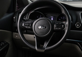 Подержанный автомобиль Kia Carnival 2018 года (13 фото)