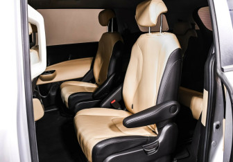 Подержанный автомобиль Kia Carnival 2020 года (12 фото)