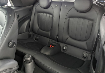 Подержанный автомобиль MINI Cabrio 2019 года (18 фото)