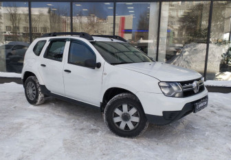 Подержанный автомобиль Renault Duster 2017 года (3 фото)