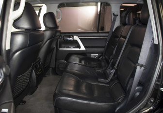 Подержанный автомобиль Toyota Land Cruiser Suv 2014 года (10 фото)