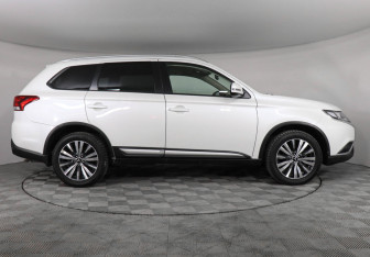 Подержанный автомобиль Mitsubishi Outlander 2019 года (5 фото)