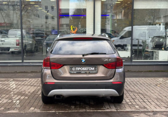 Подержанный автомобиль BMW X1 2010 года (7 фото)