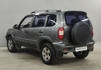 Подержанный автомобиль Chevrolet Niva 2005 года (7 фото)