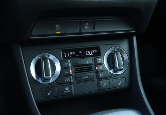 Подержанный автомобиль Audi Q3 2012 года (15 фото)