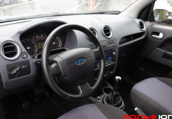 Подержанный автомобиль Ford Fusion 2008 года (10 фото)