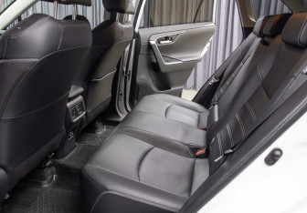 Подержанный автомобиль Toyota RAV4 2019 года (11 фото)