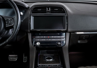 Подержанный автомобиль Jaguar F-Pace 2016 года (14 фото)