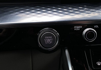 Подержанный автомобиль Kia Carnival 2021 года (21 фото)