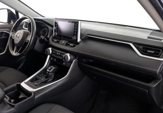 Подержанный автомобиль Toyota RAV4 2021 года (13 фото)