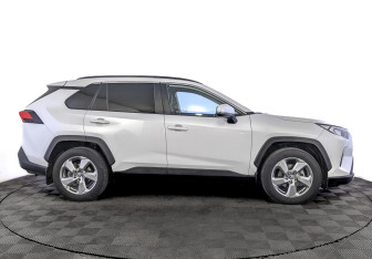 Подержанный автомобиль Toyota RAV4 2021 года (4 фото)