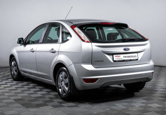 Подержанный автомобиль Ford Focus Hatchback 2010 года (7 фото)