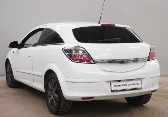 Подержанный автомобиль Opel Astra Hatchback 2010 года (7 фото)