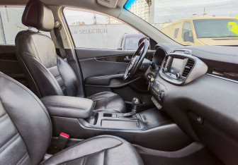 Подержанный автомобиль Kia Sorento 2017 года (9 фото)