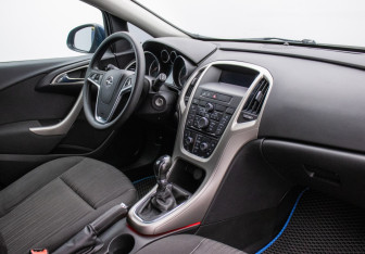 Подержанный автомобиль Opel Astra Hatchback 2011 года (10 фото)