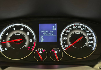 Подержанный автомобиль Renault Latitude 2014 года (12 фото)