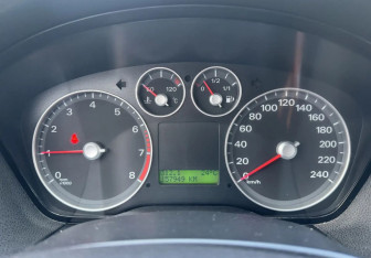 Подержанный автомобиль Ford Focus Sedan 2006 года (12 фото)