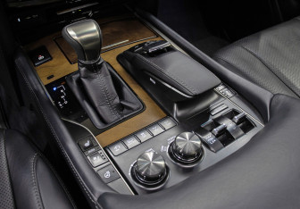 Подержанный автомобиль Lexus LX 2017 года (18 фото)