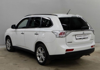 Подержанный автомобиль Mitsubishi Outlander 2012 года (7 фото)