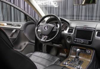 Подержанный автомобиль Volkswagen Touareg 2015 года (11 фото)