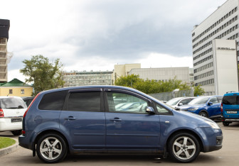 Подержанный автомобиль Ford C-MAX 2005 года (3 фото)