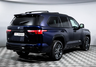 Подержанный автомобиль Toyota Sequoia 2023 года (5 фото)
