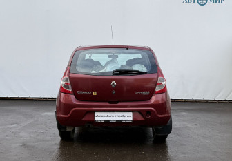 Подержанный автомобиль Renault Sandero 2011 года (6 фото)