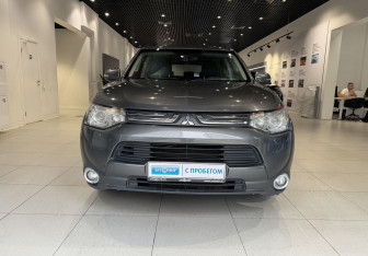 Подержанный автомобиль Mitsubishi Outlander 2013 года (2 фото)