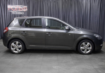 Подержанный автомобиль Kia Ceed Hatchback 2011 года (4 фото)