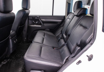 Подержанный автомобиль Mitsubishi Pajero 2012 года (11 фото)