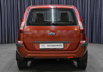 Подержанный автомобиль Ford Fusion 2006 года (6 фото)