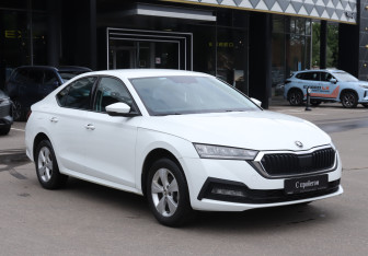 Подержанный автомобиль Skoda Octavia Liftback 2021 года (3 фото)