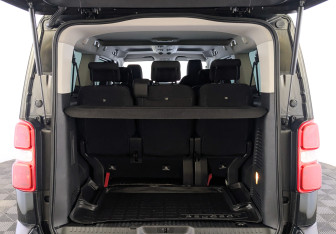 Подержанный автомобиль Peugeot Traveller 2018 года (10 фото)