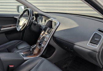 Подержанный автомобиль Volvo XC60 2016 года (11 фото)