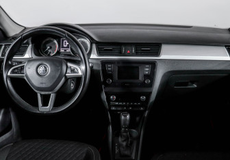 Подержанный автомобиль Skoda Rapid Liftback 2016 года (12 фото)
