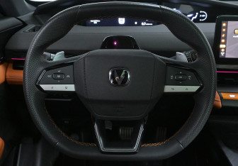 Подержанный автомобиль Changan UNI-V 2023 года (11 фото)