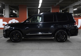 Подержанный автомобиль Toyota Land Cruiser Suv 2016 года (8 фото)