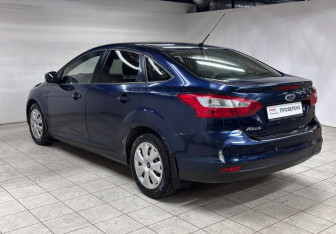 Подержанный автомобиль Ford Focus Sedan 2011 года (7 фото)
