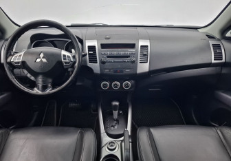 Подержанный автомобиль Mitsubishi Outlander 2008 года (13 фото)