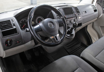 Подержанный автомобиль Volkswagen Caravelle 2012 года (17 фото)