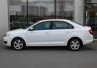 Подержанный автомобиль Skoda Rapid Liftback 2014 года (8 фото)