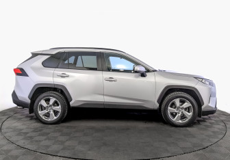 Подержанный автомобиль Toyota RAV4 2021 года (4 фото)