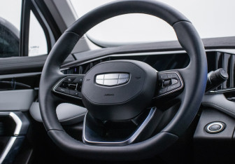 Подержанный автомобиль Geely Atlas 2024 года (15 фото)