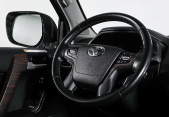Подержанный автомобиль Toyota Land Cruiser Prado 2019 года (12 фото)
