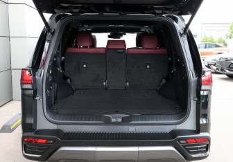 Подержанный автомобиль Lexus LX 2025 года (10 фото)