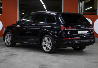 Подержанный автомобиль Audi Q7 2021 года (7 фото)